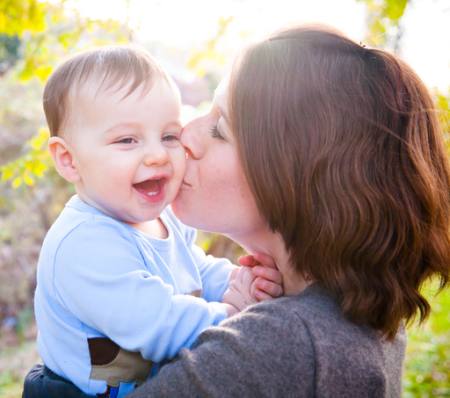 māte, zēns, bērns, mīlestība, skūpsts, laimīgs, sejas Aviahuismanphotography - Dreamstime