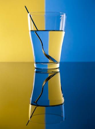 stikls, karote, ūdens, dzeltens, zils Alex Salcedo - Dreamstime