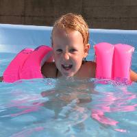 Pixwords Attēls ar bērns, peldēties, ūdens, baseins, peldēšana, zēns, persona Charlotte Leaper (Cleaper)