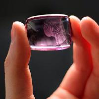Pixwords Attēls ar roku, violeta, krāsu, objektu, akmens, caurspīdīgs Ioldeez