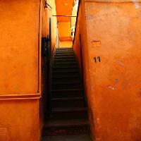 kāpnes, sarkana, tumši, aleja Zeno Ovidiu Mihoc - Dreamstime