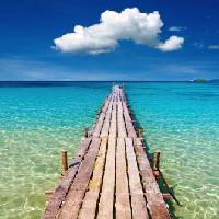 Pixwords Attēls ar jūra, ūdens, pastaigas, koka, klāja, okeāns, zila, debesis, mākoņi Dmitry Pichugin - Dreamstime