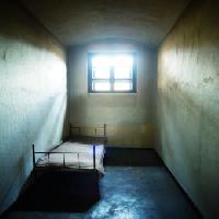 Pixwords Attēls ar cietums, šūnu, gulta, logs Constantin Opris - Dreamstime