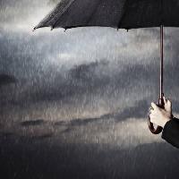 Pixwords Attēls ar lietus, lietussargs, pilieni, roku Arman Zhenikeyev - Dreamstime