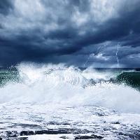 Pixwords Attēls ar ūdens, vētra, okeāns, laika ziņas, debesis, mākoņi, zibens Anna  Omelchenko (AnnaOmelchenko)