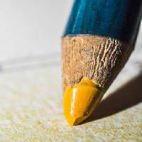 Pixwords Attēls ar dzeltena, pastelis, pildspalva, zīmulis, rakstiet Radub85 - Dreamstime